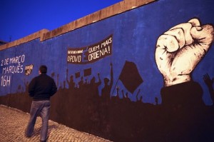 Mural do movimento "Que se lixe a Troika!"